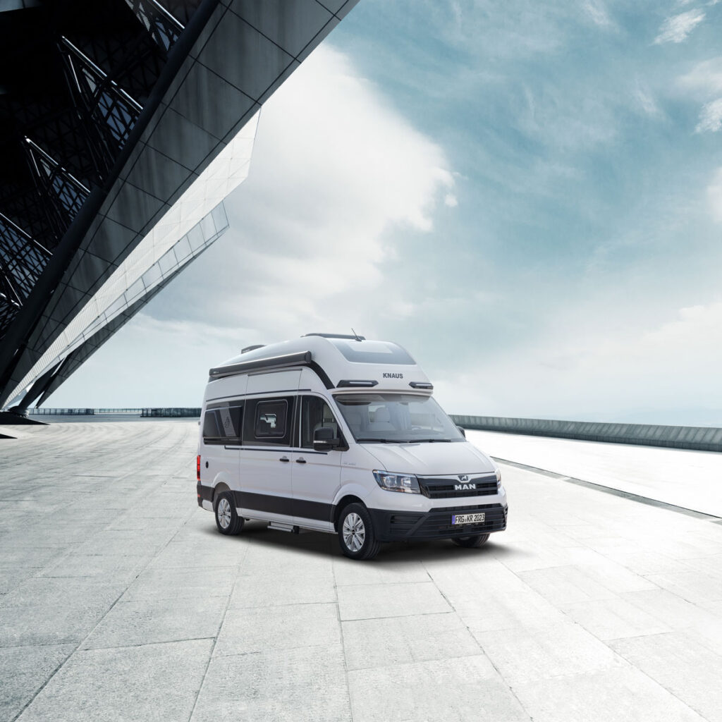 Immer überall zu Hause: Der KNAUS BOXDRIVE überzeugt auf dynamischem MAN TGE Chassis mit zahlreichen Fahrassistenzsystemen und bietet neben absoluten Fahr‐ auch höchsten Wohnkomfort. Fahrvergnügen & Luxus pur: Der BOXDRIVE 680 ME ist der perfekte Camper Van für zwei Personen.